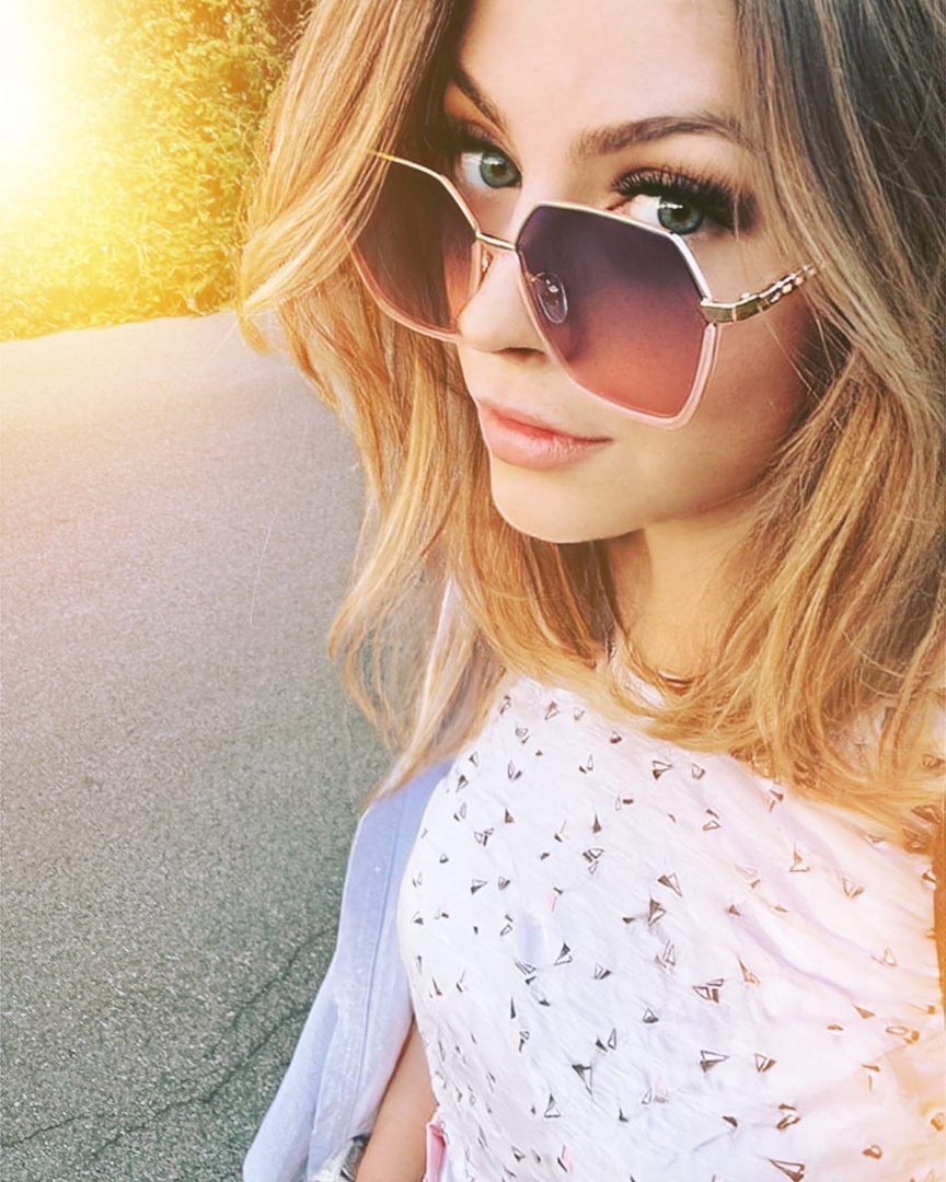 Polina Sonnenbrillen Selfie